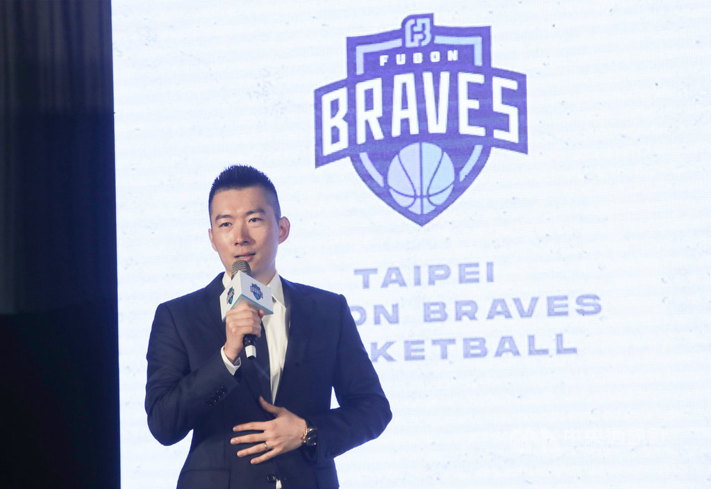 台灣職籃聯盟P.League+台北富邦勇士隊領隊蔡承儒24日表示,新球季口號為「這場我在 全城沸騰」,而富邦勇士以台北和平籃球館為主場,他除期盼富邦能為台北奮戰,同時希望引爆台北球迷到場炒熱沸騰氣氛。中央社記者張新偉攝 109年11月24日