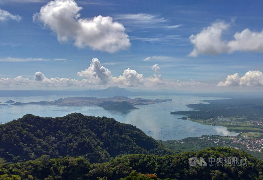 鄰近大雅台的菲律賓塔爾火山(Taal)1月噴發後,如今已恢復平靜。此圖攝於9月27日。中央社記者陳妍君大雅台市攝 109年11月24日