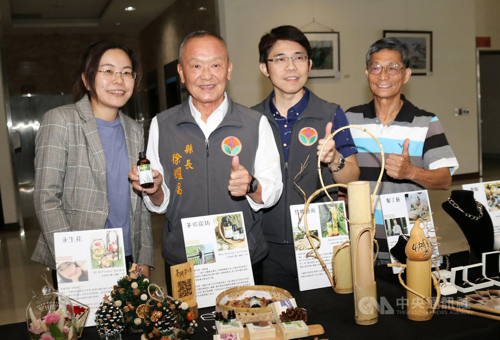 苗栗縣政府為培育青年創業人才、輔導青年職涯適性發展,邀請職人、工藝家前進校園授藝、分享經驗,24日發表成果,展示苗栗青年文創及工藝品,縣長徐耀昌(左2)到場參觀。(苗栗縣政府提供)中央社記者管瑞平傳真 109年11月24日