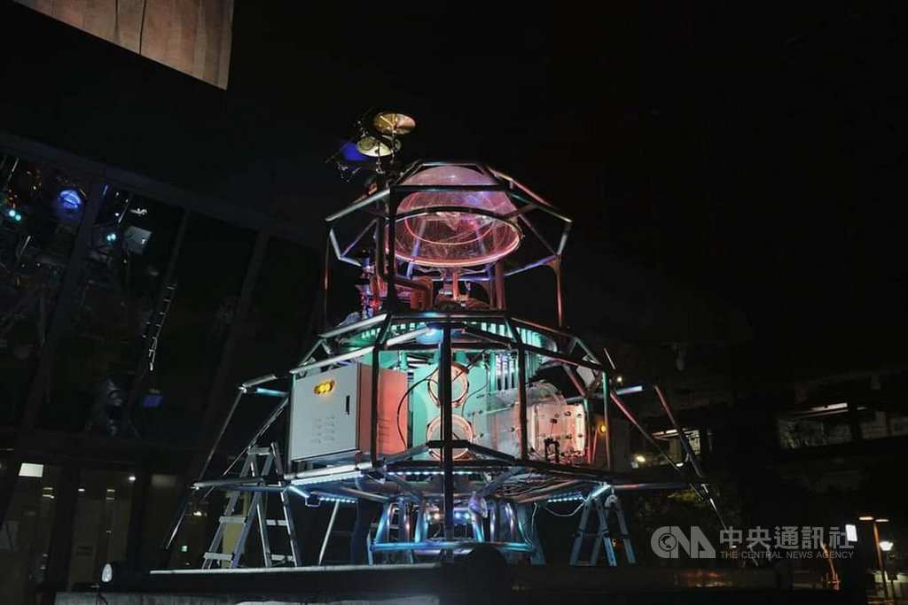 登月(樂)計畫的樂器裝置外型以阿波羅11號登月小艇(Apollo 11 Lunar Lander)為發想,利用具有科技未來感的金屬打造直徑約3公尺的船艙外型,其內部搭載許多未來樂器,宛如一個小型的樂團。(噪咖藝術提供)中央社記者趙靜瑜傳真 109年11月24日