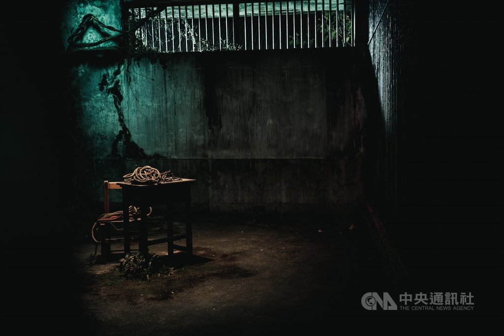 串流影音服務Netflix與台灣公共電視共同推出的影集「返校」12月5日將開播,美術組在劇中高度還原電玩IP中的「心牢」場景。(公視提供)中央社記者葉冠吟傳真 109年11月24日