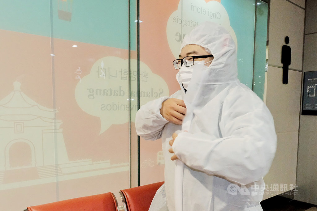 中國近日新增多起武漢肺炎確診病例,各界憂心疫情再起。有民眾因工作關係24日仍需搭機前往上海,為了防疫身穿全套防護裝備搭機,絲毫不敢鬆懈。中央社記者吳睿騏桃園機場攝 109年11月24日