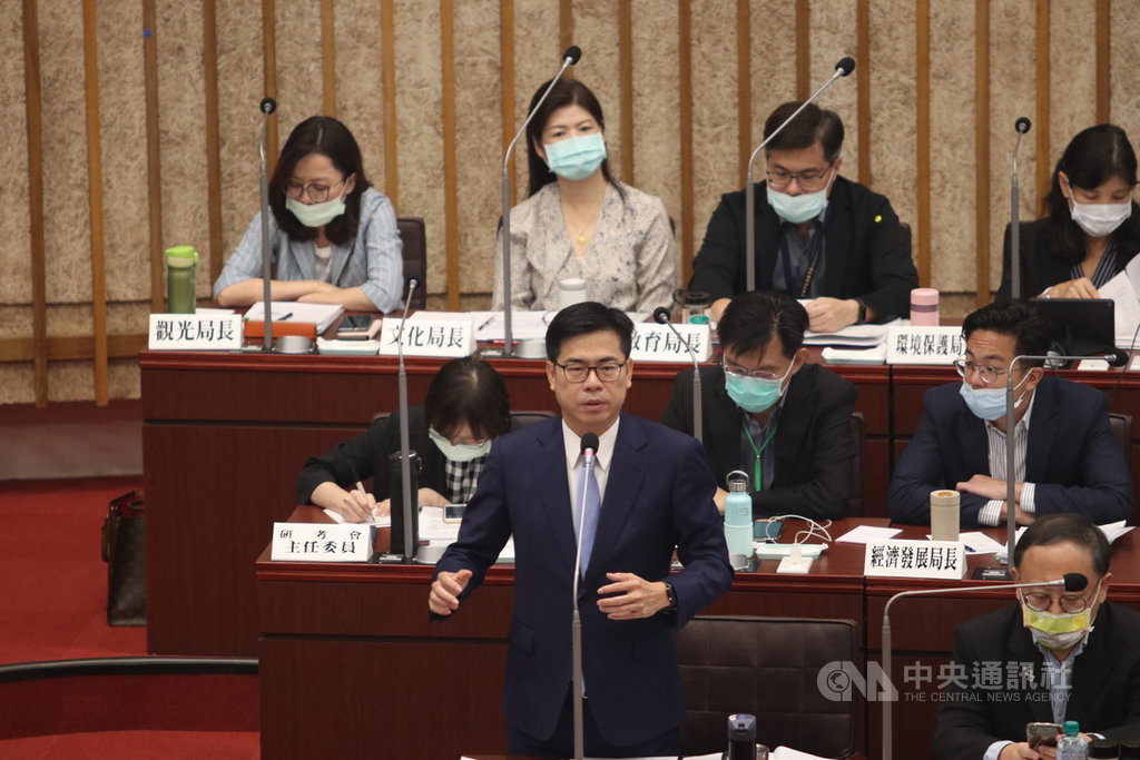 高雄市長陳其邁(前中)24日表示,要先成立「智慧城市推動委員會」,加速智慧城市的推動工作,努力讓高雄產業轉型。中央社記者王淑芬攝 109年11月24日