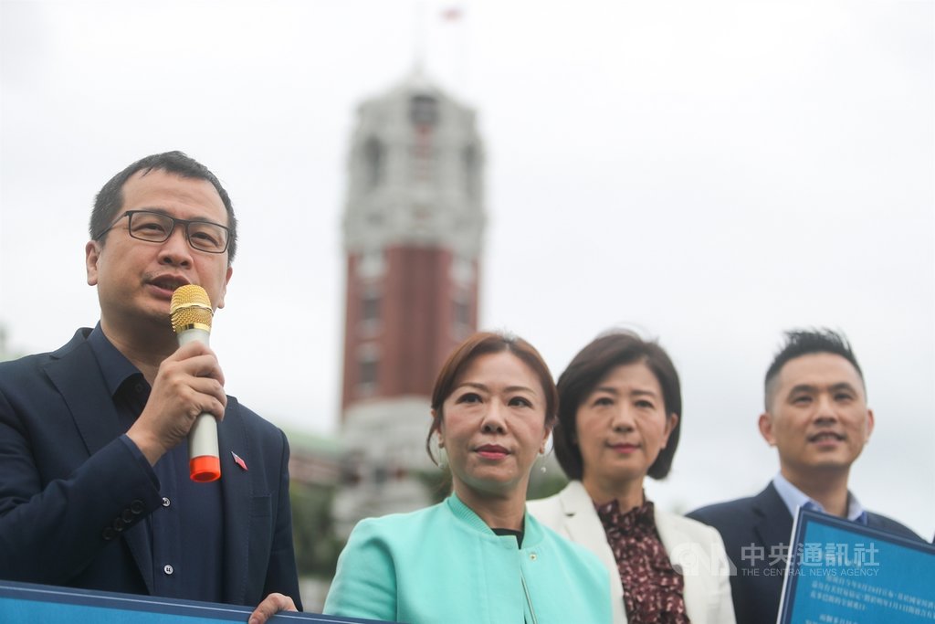 國民黨革命實踐研究院長羅智強(左起)、副祕書長李彥秀、文傳會主委王育敏、立委陳以信等24日在總統府外舉行記者會,遞送「萊豬進口辯論邀請函」給總統蔡英文,邀請蔡總統與國民黨主席江啟臣就萊豬議題公開辯論。中央社記者裴禛攝 109年11月24日