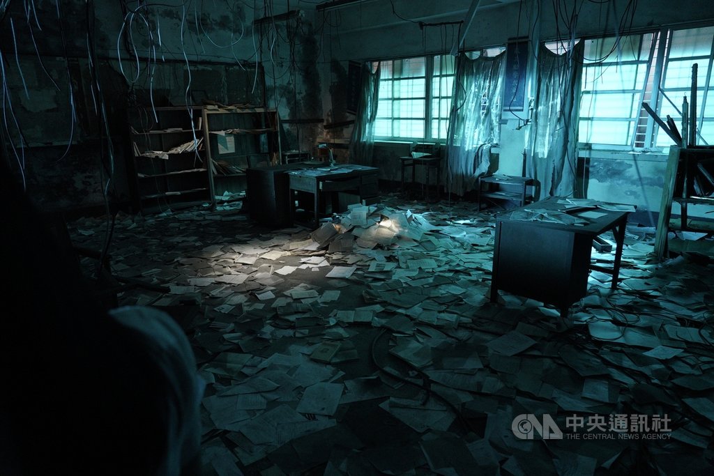 串流影音服務Netflix與台灣公共電視共同推出的影集「返校」12月5日將開播,劇中高度還原電玩IP中翠華中學的「廢棄教室」。(公視提供)中央社記者葉冠吟傳真 109年11月24日