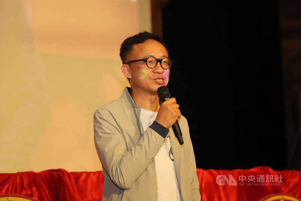 嘉義縣大林鎮歷史建築萬國戲院活化有成,知名詞曲創作人許常德(圖)23日晚間到戲院出席日本電影首映會時表示,感謝大林在地人士江明赫這樣的「憨人」,努力將這座戲院保存下來。(嘉義縣政府提供)中央社記者蔡智明傳真 109年11月24日