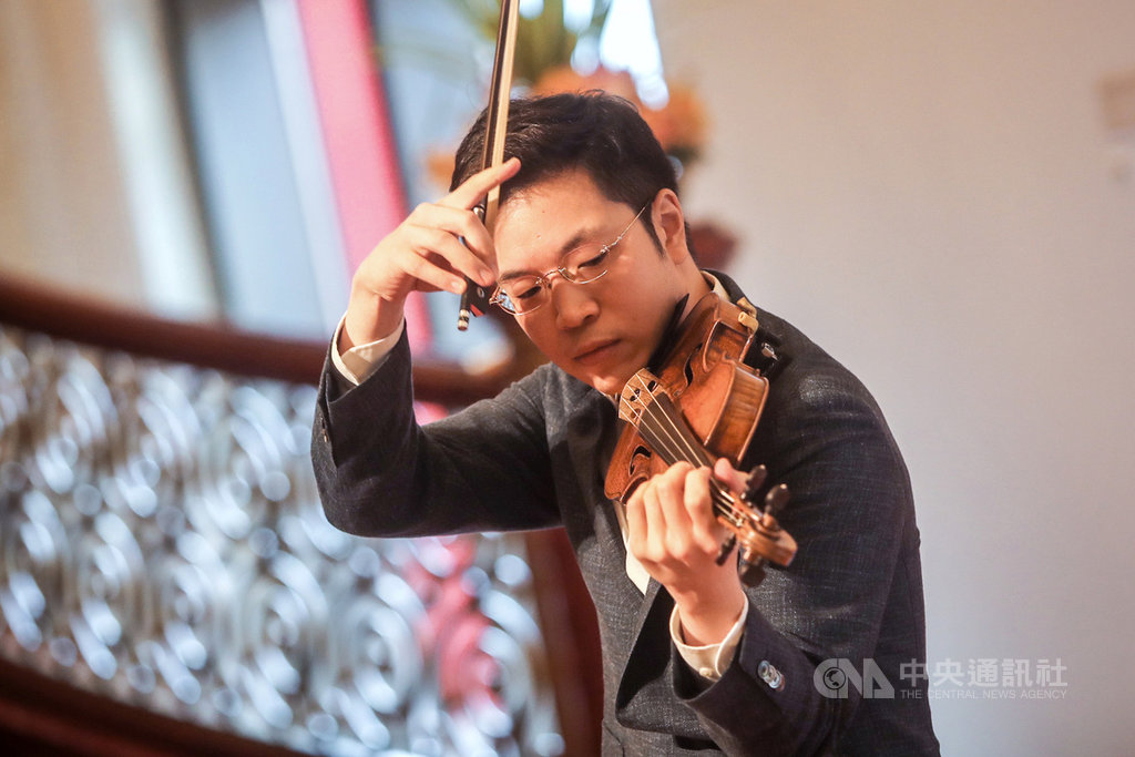 國家交響樂團(NSO)24日在國家音樂廳舉行記者會,本樂季駐團音樂家、旅美小提琴家黃俊文現場展露琴藝,優美樂音在大廳內迴盪。中央社記者裴禛攝 109年11月24日