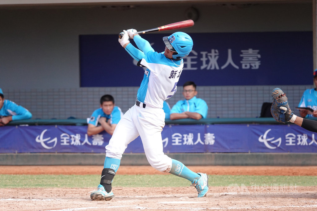 2020年第8屆黑豹旗全國高中棒球大賽16強戰,穀保家商24日與美和高中交手,穀保先發打序排入6名高一選手,打擊發揮,更順利完封美和打線奪勝闖8強。圖為穀保投打二刀林盛恩上場打擊。中央社記者謝靜雯攝 109年11月24日