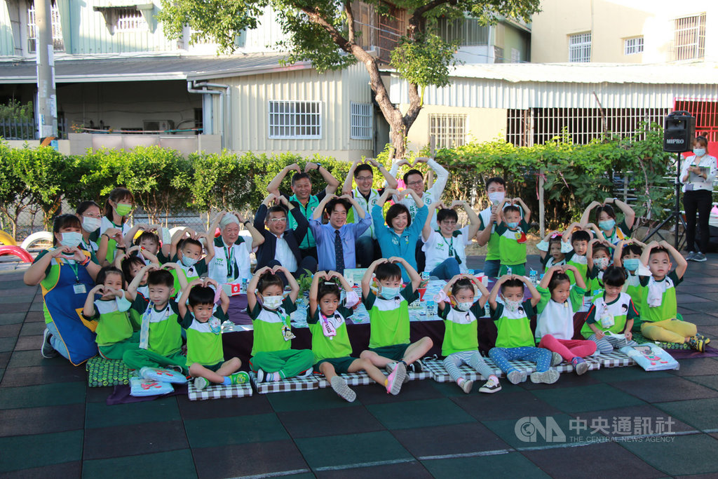 副總統賴清德(中,藍襯衫者)24日到台中市家扶大里非營利幼兒園參訪,與學童合影留念。中央社記者蘇木春攝 109年11月24日