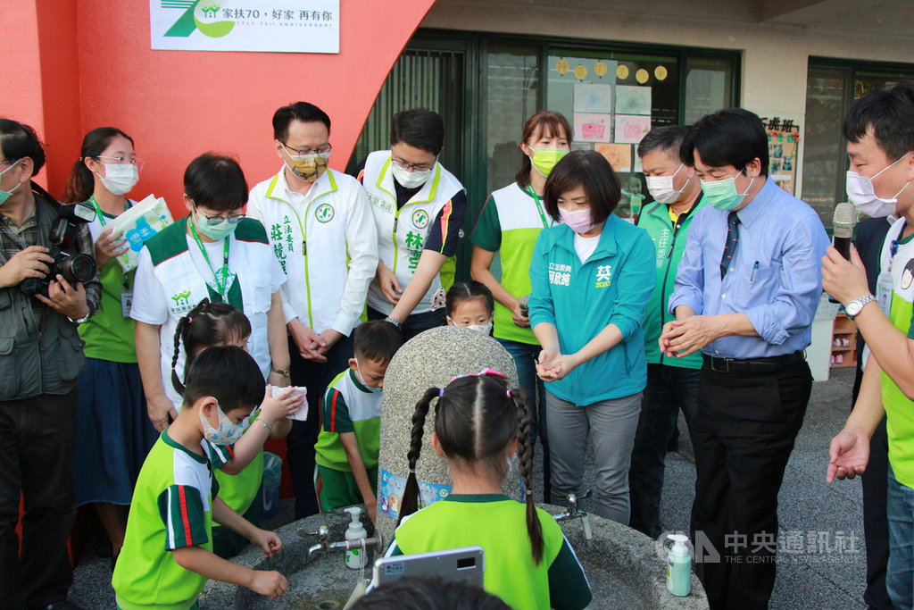 副總統賴清德(右2)24日到台中市家扶大里非營利幼兒園參訪,還與學童一起共進點心,吃點心前賴副總統與學童一起洗手,強調防疫重要性。中央社記者蘇木春攝 109年11月24日