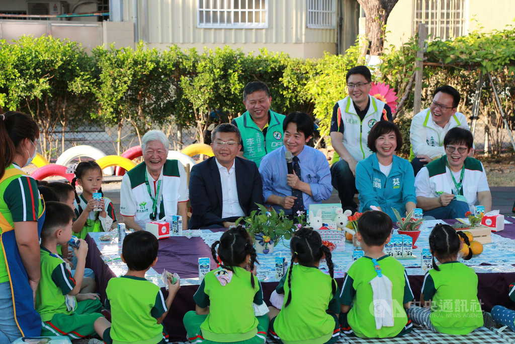 副總統賴清德(前右3)24日到台中市家扶大里非營利幼兒園參訪,與學童們一起在戶外吃點心,學童們在點心會上踴躍舉手提問賴副總統,賴副總統也逐一耐心回答。中央社記者蘇木春攝 109年11月24日