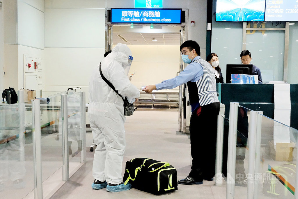 憂心中國武漢肺炎疫情再起,有民眾因為工作關係,24日需從桃園機場搭機前往中國上海,除自備300個口罩,更穿著全套防護裝備搭機。中央社記者吳睿騏桃園機場攝 109年11月24日