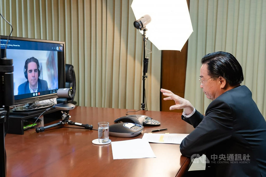 外交部長吳釗燮19日接受挪威最大報「晚郵報」專訪,針對當地台灣留學生居留證遭標註「中國」籍,呼籲挪威政府儘速更正錯誤。(外交部提供)中央社記者陳韻聿傳真 109年11月24日