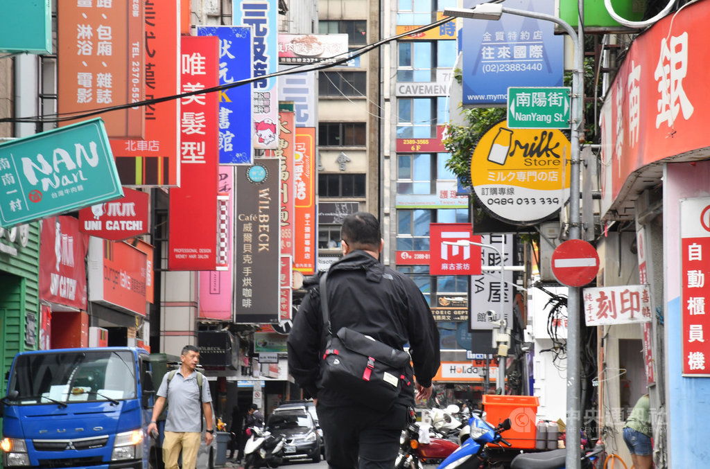 勞動部24日公布勞工行政主管機關通報因應景氣影響勞雇雙方協商減少工時事業單位計486家,實施人數1萬934人,與上期公布實施家數計467家、實施人數1萬1317人相比,這次家數增加19家,人數減少383人。中央社記者王飛華攝 109年11月24日