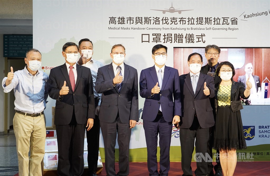 高雄市與斯洛伐克布拉第斯拉瓦省口罩捐贈儀式24日舉行,高雄市長陳其邁(右4)、斯洛伐克經濟文化辦事處代表博塔文(Martin Podstavek)(左4)及南六企業股份有限公司董事長黃清山(右3)等人出席與會。中央社記者董俊志攝 109年11月24日