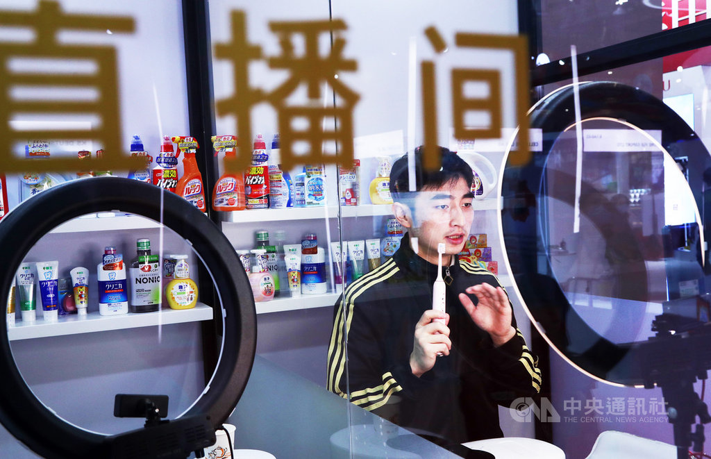 中國國家廣播電視總局23日晚間發布通知,將對網路秀場和電商直播出重手,祭出實名制管理。其中,網紅直播帶貨(圖)也是整治重點。(中新社提供)中央社 109年11月24日