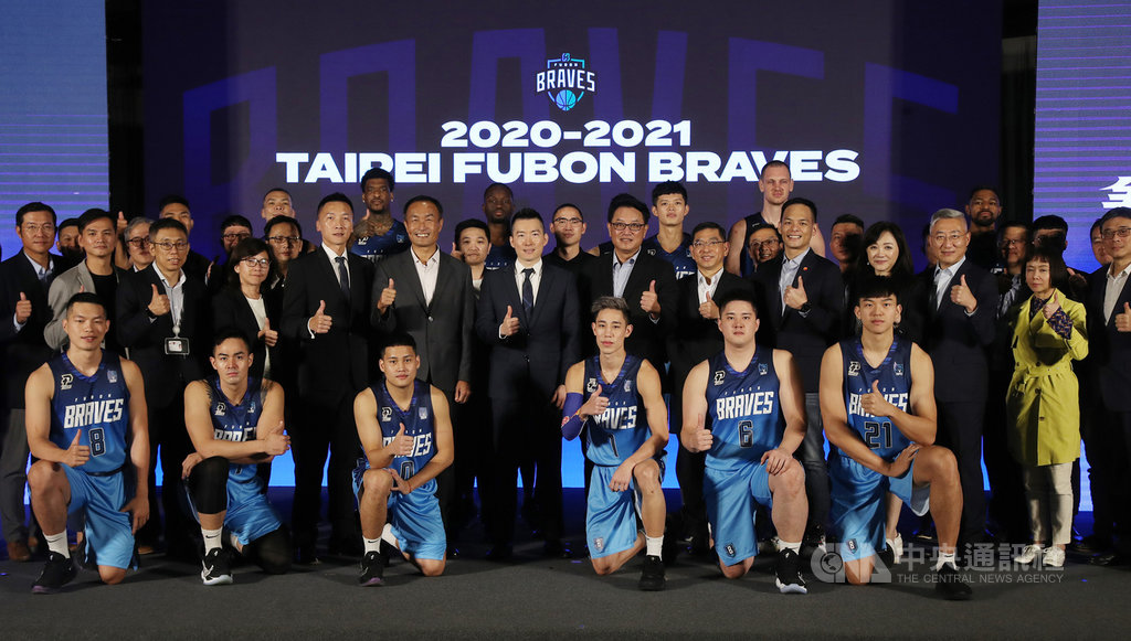 台灣職業籃球聯盟P.League+台北富邦勇士隊24日舉行開季記者會,領隊蔡承儒(2排左7)、總教練許晉哲(2排左5)帶領全隊球員,包括新秀曾祥鈞(前右)、周桂羽(前左)等人亮相。中央社記者張新偉攝 109年11月24日