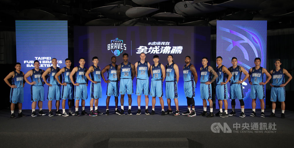 台灣職業籃球聯盟P.League+台北富邦勇士隊24日在台北舉行開季記者會,富邦勇士為新球季準備了火焱藍特別版球衣,會中全隊選手輪番上場,展現新氣象。中央社記者張新偉攝 109年11月24日