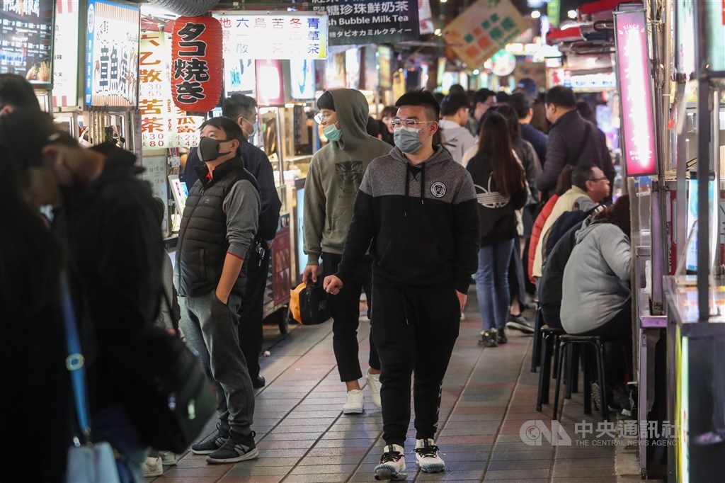 台北市公布第3波旅遊補助方案,自由行旅客補助時間從12月24日至明年3月7日,共補助10萬名,每房每晚可折抵新台幣1000元住宿費。圖為民眾戴口罩逛寧夏夜市。(中央社檔案照片)