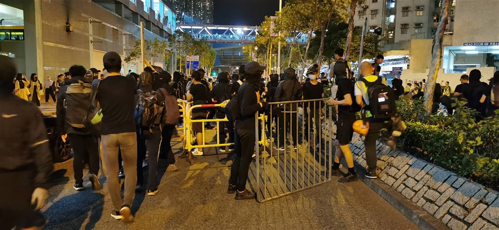 香港科技大學一名男學生在2019年「反送中」運動出手毆打同校一名中國大陸男博士生;法院23日判處這名科大學生入獄9個半月。圖為大學生周梓樂墜樓不治身亡後,2019年11月8日有示威者聚集在事發地點外的街道。(中央社檔案照片)