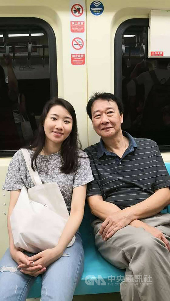 衛福部嘉義醫院麻醉科主任曾慶暉(右)與在韓國讀書女兒感情甚篤,天天視訊通話,沒想到女兒28歲的青春年華竟因一場酒駕車禍而畫下休止符。(曾慶暉提供)中央社記者姜宜菁傳真 109年11月24日