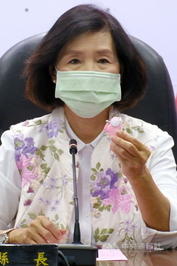 宜蘭縣長林姿妙(圖)24日在縣務會議指出,校園安全近來備受社會各界關注,為守護學生上下學安全,縣政府將為近3萬2000名縣屬國中小學生採購防身警報器。(宜蘭縣政府提供)中央社記者沈如峰宜蘭傳真 109年11月24日