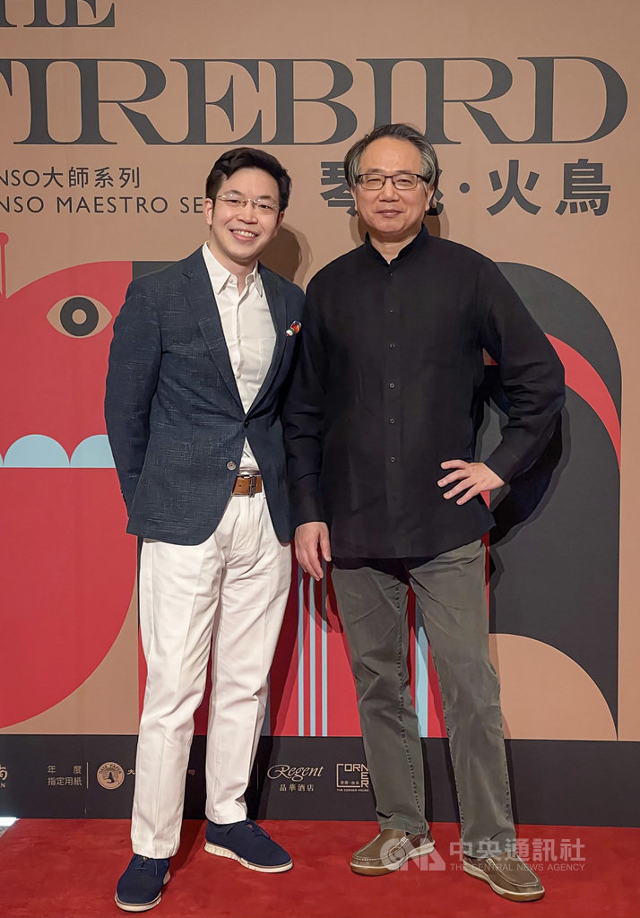 國家交響樂團(NSO)28日將舉辦「琴挑.火鳥」音樂會,由NSO藝術顧問呂紹嘉(右)擔任指揮,與駐團音樂家、旅美小提琴家黃俊文(左)合作詮釋布拉姆斯小提琴協奏曲等經典曲目。中央社記者裴禛攝 109年11月24日