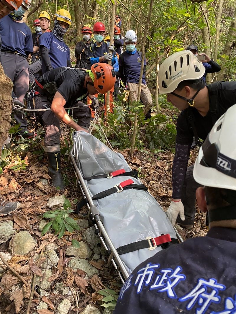 中鋼運通股份有限公司傅姓男主管17日在高雄中山大學聚餐後失聯;警消24日在柴山觀海崖下方200公尺邊坡尋獲他的遺體,下午運送下山,研判應是失足摔落。(民眾提供)中央社記者洪學廣傳真 109年11月24日