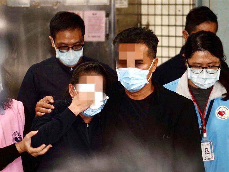 長榮大學馬國女大生遭殺害,家屬23日召開記者會將提出犯罪被害人補償及希望判處凶嫌梁男死刑等。圖為馬來西亞女大生家長(前)。(中央社檔案照片)