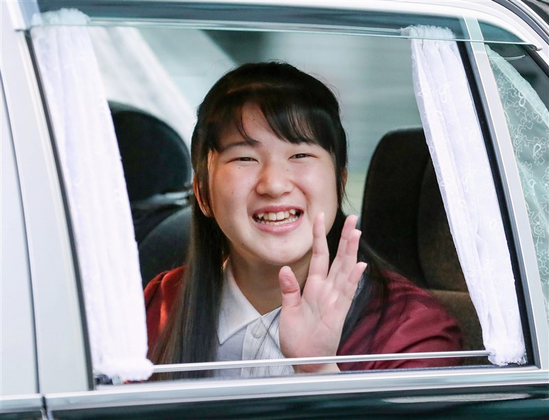 目前日本女性皇族有13人,其中6名未婚,包括日皇德仁與皇后雅子的女兒愛子(圖)在內。如果這些皇族女子陸續結婚,未來分擔公務的人手將減少。(共同社提供)