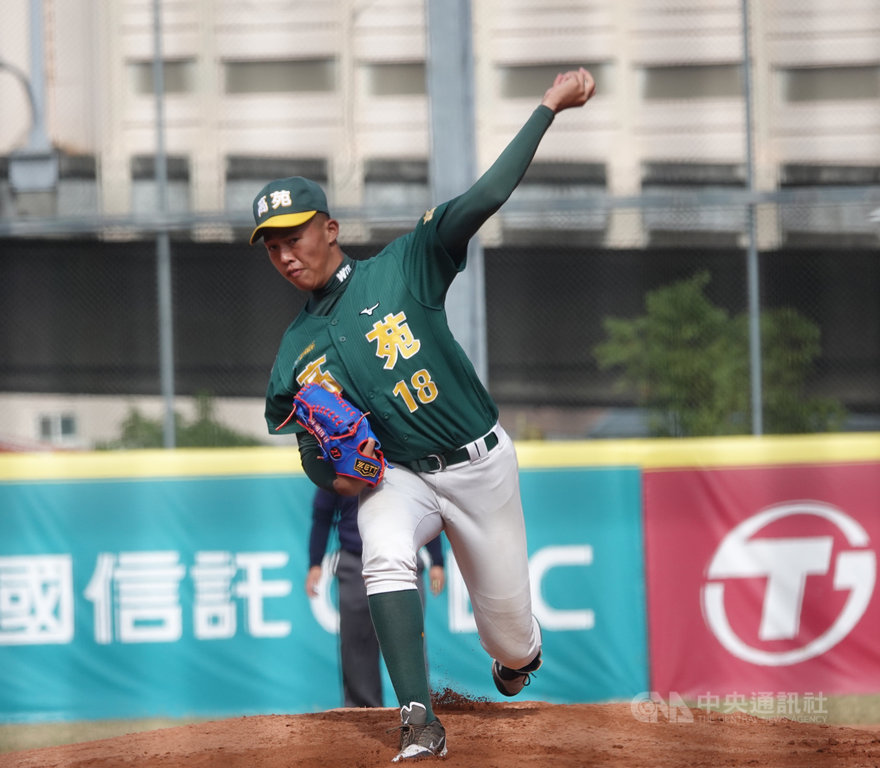 黑豹旗全國青棒賽高苑工商與西苑高中16強交手,高苑先發投手「澎湖囝仔」辛俊昇(圖)6局優質先發,打線19安火力串聯,終場以13比0、7局拿勝、晉級8強。中央社記者謝靜雯攝 109年11月24日