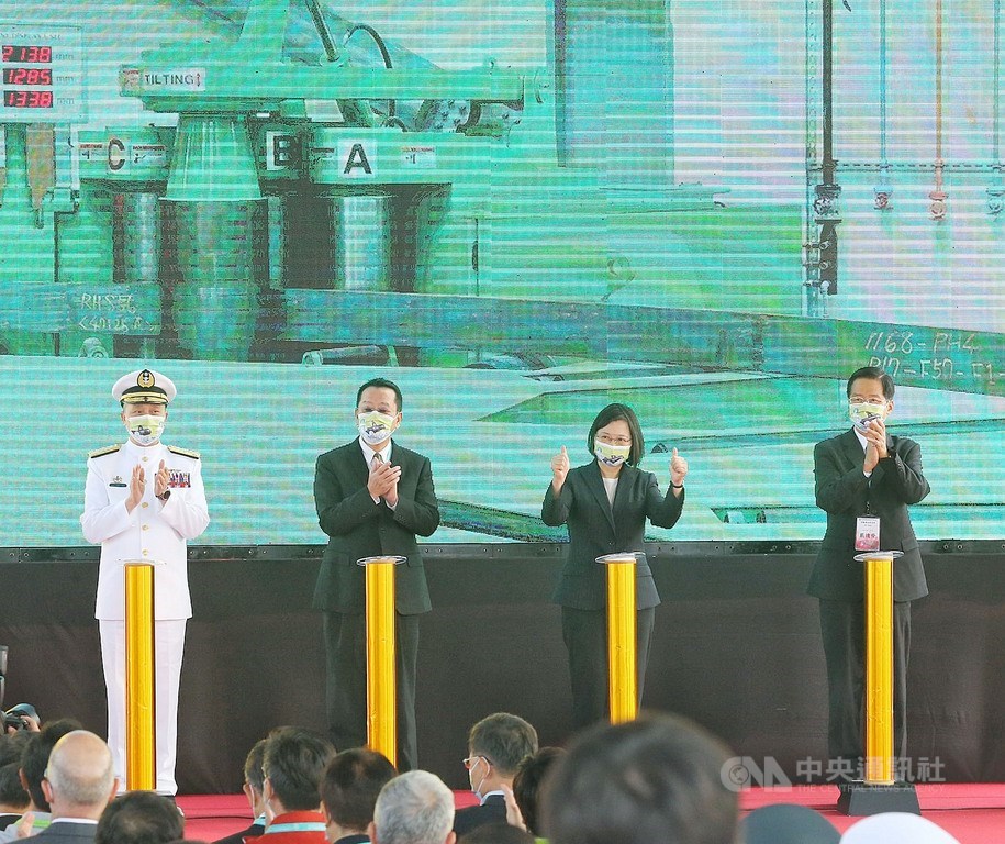 Kaohsiung Taiwan Shipping Company held the groundbreaking ceremony for the construction of the national naval submarine on the morning of the 24th. The ceremony was attended by President Tsai Ing-wen (2 from right), Defense Minister Yan Defa (right), the Secretary General of the National Security Council Gu Lixiong (2 from left) and Navy Commander Liu Zhibin (left).  ceremony Photo by Central News Agency reporter Guo Rixiao November 24, 109