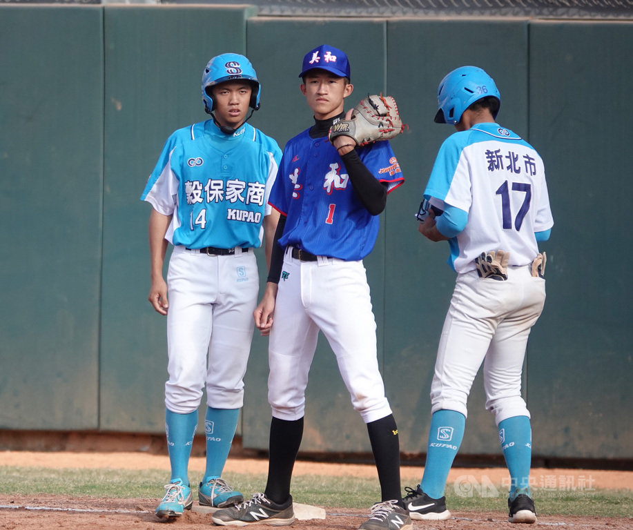 兄弟一代象投手陳逸松23日離世,子弟兵穀保家商劉俊緯(左)24日在黑豹旗青棒賽敲出高中生涯首轟,他也將全壘打獻給天上的陳總。中央社記者謝靜雯攝 109年11月24日