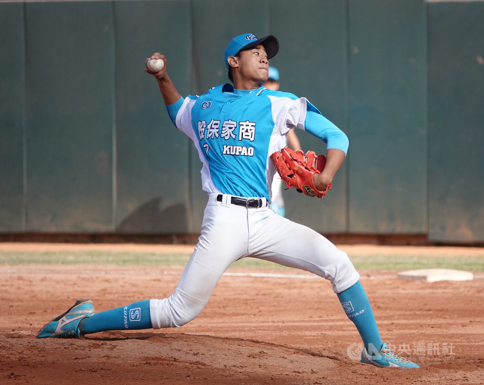 2020年第8屆黑豹旗全國高中棒球大賽16強賽程最終日,穀保家商24日與美和高中交手,穀保包含先發投手馮皓在內等4名投手聯手壓制對方打線無失分,助隊晉級8強。中央社記者謝靜雯攝 109年11月24日