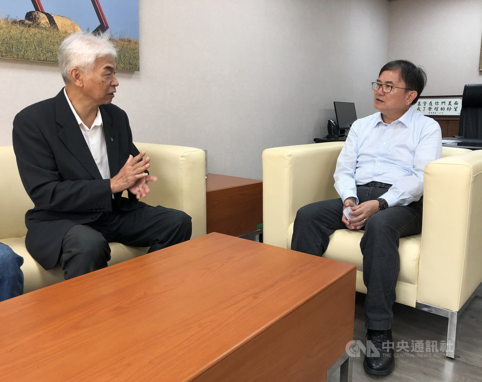 藝人張惠妹跨年將在台東舉辦演唱會,交通運輸將面臨考驗。民進黨籍立委劉櫂豪(右)特別向公路總局長許鉦漳(左)爭取經費,以助台東縣政府辦理相關配套措施。(劉櫂豪服務處提供)中央社記者盧太城台東傳真 109年11月24日