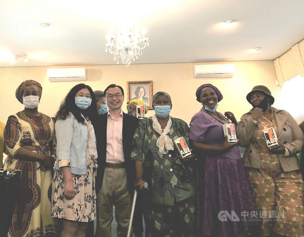 中華民國駐南非代表處代理代表賀忠義(左3)為響應25日國際終止婦女受暴日,於21日捐贈一批智慧型手機給知名非營利組織南非婦女進步運動,彰顯台灣對婦權的支持。(駐南非代表處提供)中央社記者徐梅玉約翰尼斯堡傳真 109年11月24日