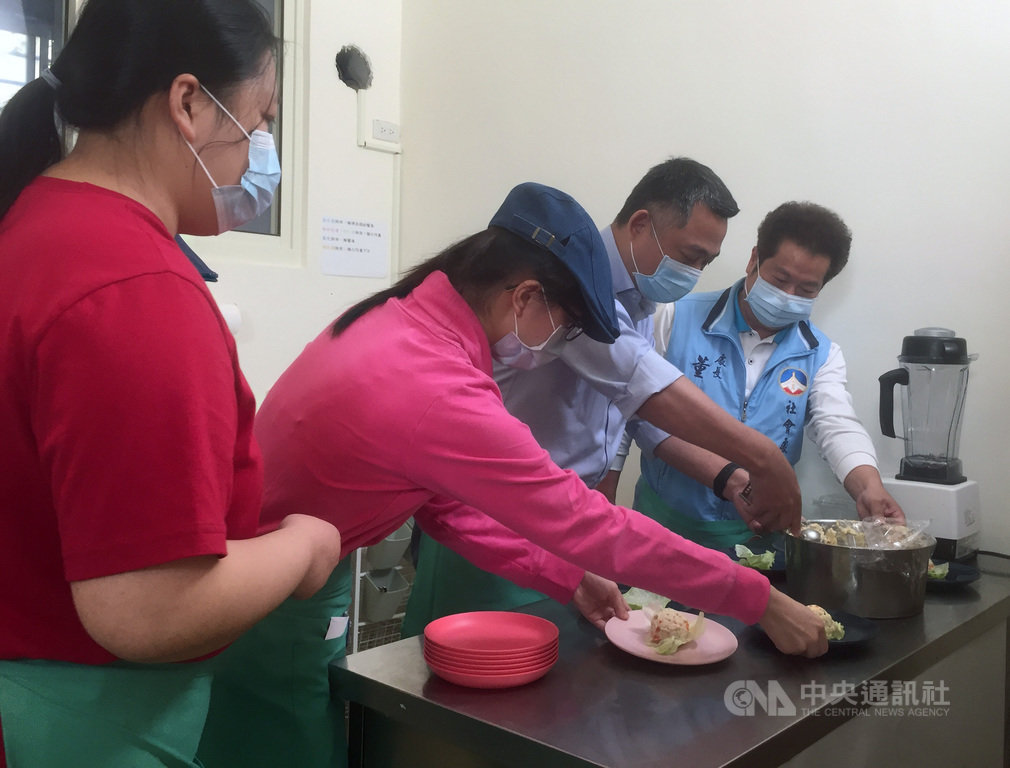 金門縣智善樂活服務協會設立慢活共融館,金門縣長楊鎮浯(右2)25日走訪,並穿上圍裙,與社會處長董燊(右)等人一起料理餐點,和身心障礙者共進午餐。中央社記者黃慧敏攝 109年11月25日