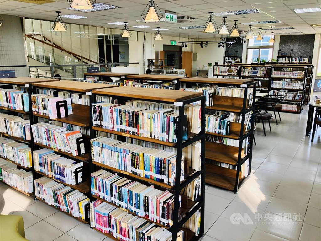 台中市立圖書館9月採購的兒童繪本「等爸爸回家」中出現「中國加油」、「武漢加油」等文字,館方25日表示,已先行撤架,將儘速召開館藏審查會議,若違反館藏選書原則,即將該書下架。(台中市政府提供)中央社記者郝雪卿傳真 109年11月25日