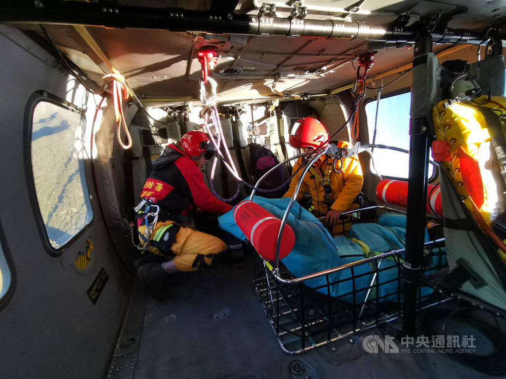 空勤總隊花東駐地25日上午接連出勤支援山難救援,讓2名男性山友順利吊掛下山後送就醫。圖為台東駐地派遣NA-709號機執行緊急救護任務,助疑心臟病發山友下山。(空勤總隊提供)中央社記者張祈傳真 109年11月25日