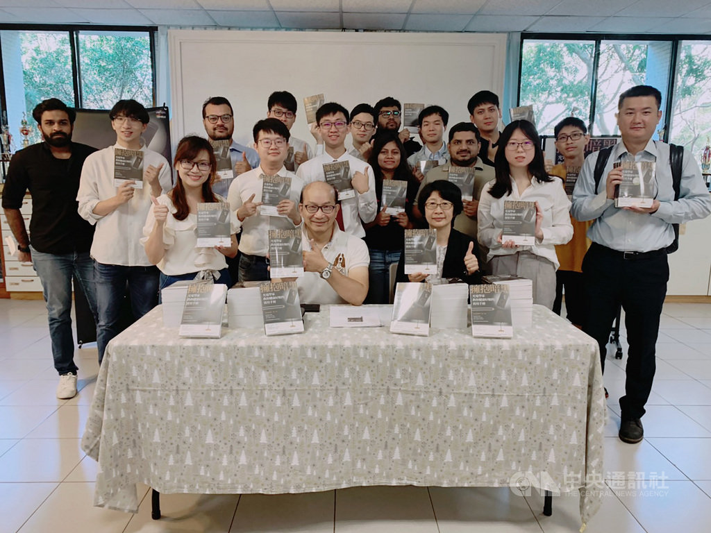 清華大學材料科學與工程學系教授周卓煇(坐者左),將多年研究藍光害和類燭光等成果集結成冊,25日發表,盼向民眾分享相關知識。中央社記者郭宣彣攝 109年11月25日