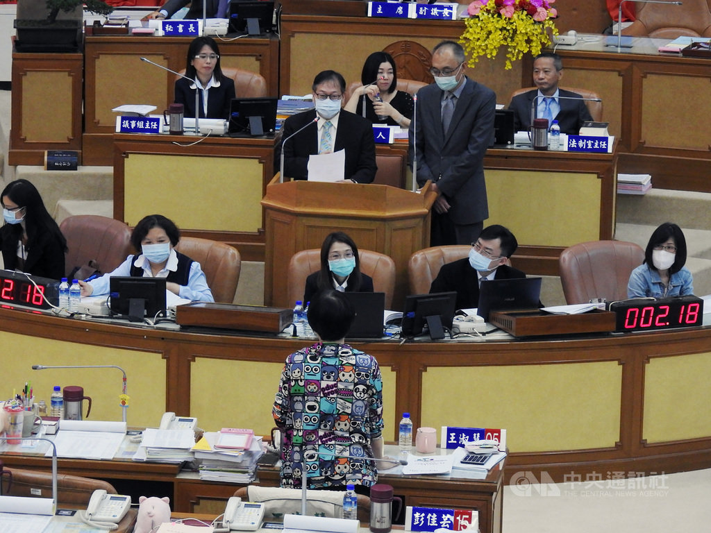 新北市藍綠議員皆盼成立青年事務局,副市長謝政達(後立者右)25日在市議會表示,「正朝此方向辦理」;研考會主委林豐裕(後立者左)則表示,明年將先試辦行動辦公室,預定5月底前向議會提出試辦檢討報告。中央社記者王鴻國攝 109年11月25日
