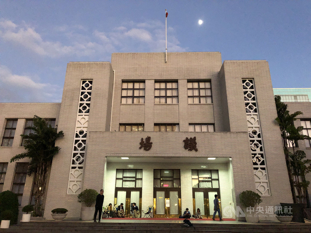 為讓27日立法院議事順利進行,民進黨多名立法院黨團幹部、立委提前在25日傍晚到議場前排隊,希望在國民黨立委動作前搶占議場。中央社記者王飛華攝 109年11月25日