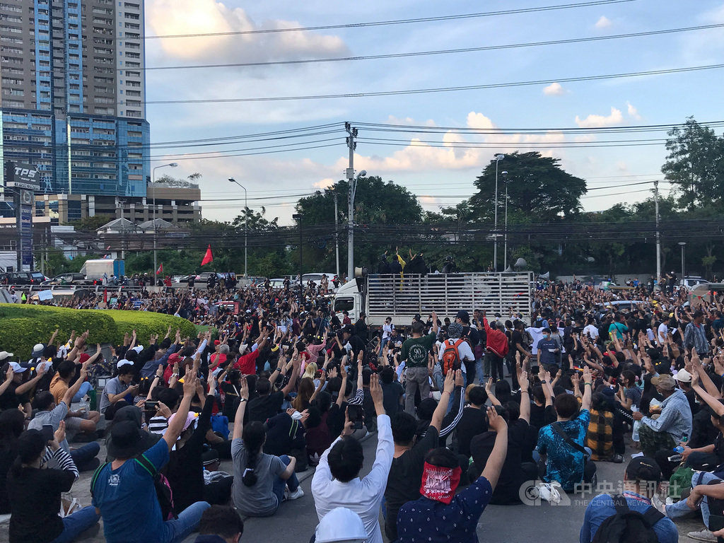 泰國反政府抗議情勢持續升溫,示威人士25日集結在匯商銀行前,要求王室財產管理要透明化。中央社記者呂欣憓曼谷攝 109年11月25日