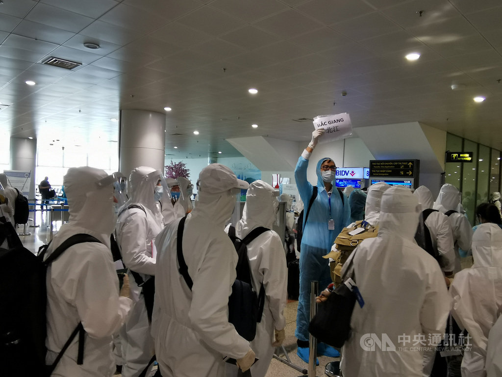 約280名台灣商務客25日搭乘華航包機飛抵河內。旅客將依目的地被分送至15省市隔離檢疫14天。目前台灣民眾入境越南只能搭乘專案包機,且身分受限,尚未開放一般觀光客入境。中央社記者陳家倫河內攝 109年11月25日