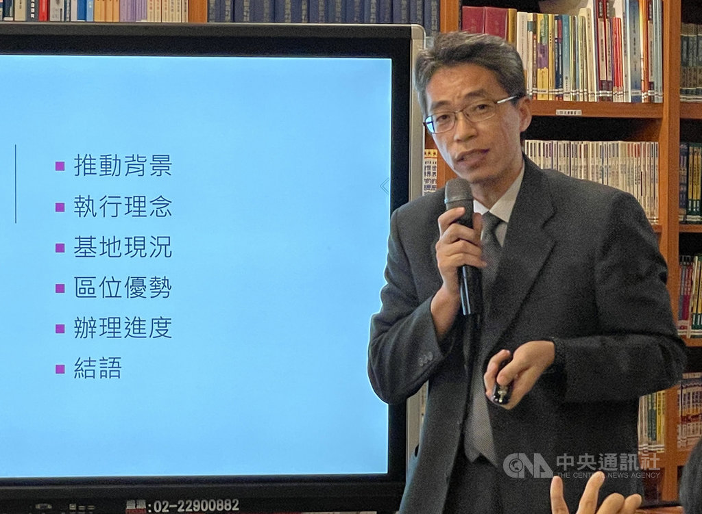 法務部矯正署八德外役監獄典獄長葉俊宏25日表示,八德外役監獄全國首創企業進駐興建技訓工廠的BOT方案,由監所提供土地、收容人提供勞動力、企業提供資金興建廠房,共創多贏局面。中央社記者劉世怡攝 109年11月25日