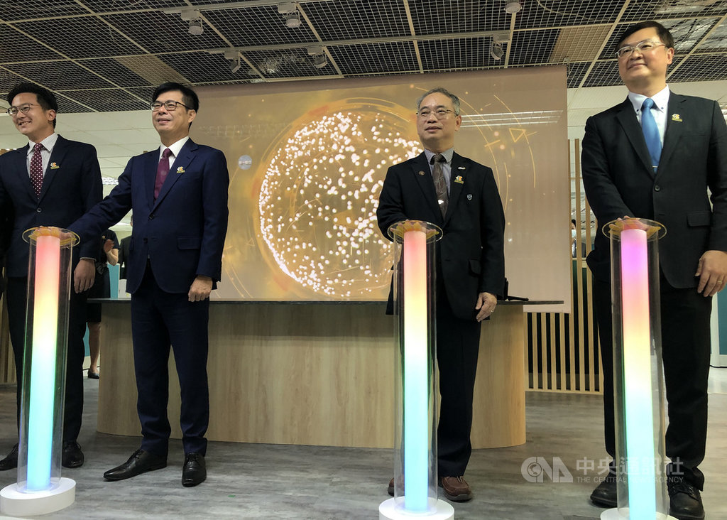 投資高雄事務所25日舉辦啟動典禮,高雄市長陳其邁(左2)、副市長羅達生(右)、經發局長廖泰翔(左)、投資台灣事務所執行長張銘斌(右2)等出席。中央社記者侯文婷攝 109年11月25日