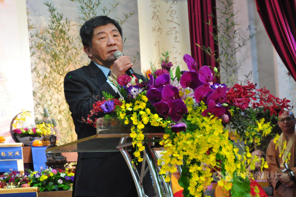 衛生福利部長陳時中(圖)25日晚間到宜蘭參加點燈祈安大會,他表示,台灣抗疫至今算是成功,其中最大力量來自全民,宗教是安定民心的要素,期盼國人持續共同防疫。中央社記者沈如峰宜蘭縣攝 109年11月25日