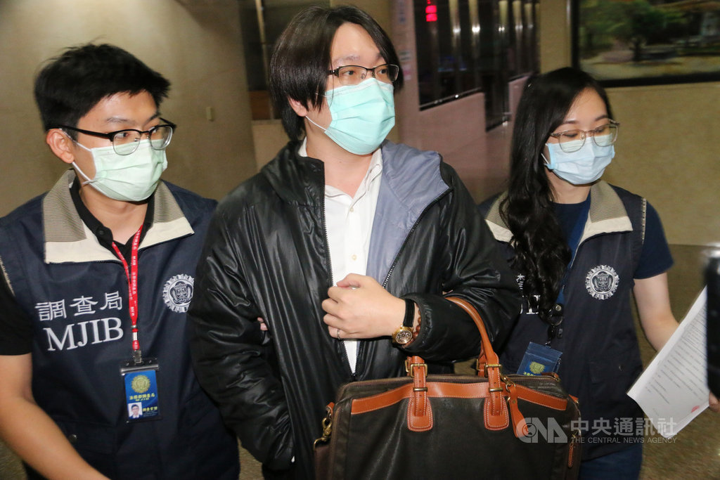 北檢偵辦國民黨立委吳怡玎父親吳光訓涉操縱康友認購權證案,25日約談吳光訓及吳怡玎胞弟吳郁展(中)等6人;檢方晚間複訊吳郁展後將他請回。中央社記者蕭博文攝 109年11月25日