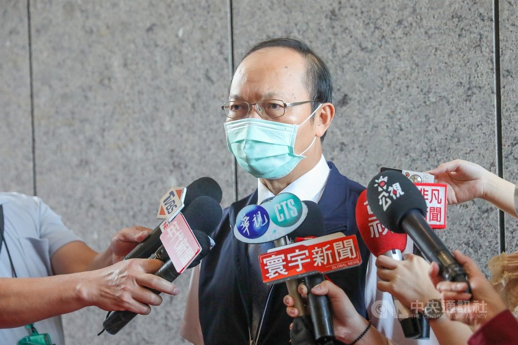 台中市西屯區一名國小男代課老師在教室裸拍將照片上傳網路,校方25日召開教評會決議該師即日起解聘;市府教育局長楊振昇(圖)接受媒體訪問表示,該師4年內不得應聘,後續評估是否列入不適任教師名單。中央社記者趙麗妍攝 109年11月25日
