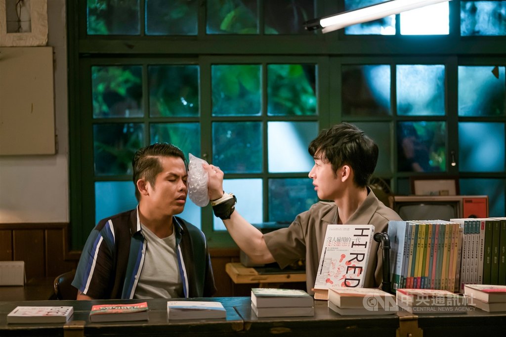 演員張再興(左)在網劇「不讀書俱樂部」中飾演面惡心善的警察,苦追網美林映唯反被打,左臉瘀青一塊,讓男主角蕭子墨(右)幫他冰敷。(双喜電影提供)中央社記者葉冠吟傳真 109年11月25日